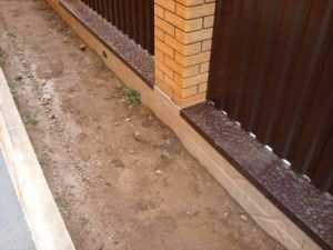 kak-krepit-otlivy-na-fundament-zabora_051